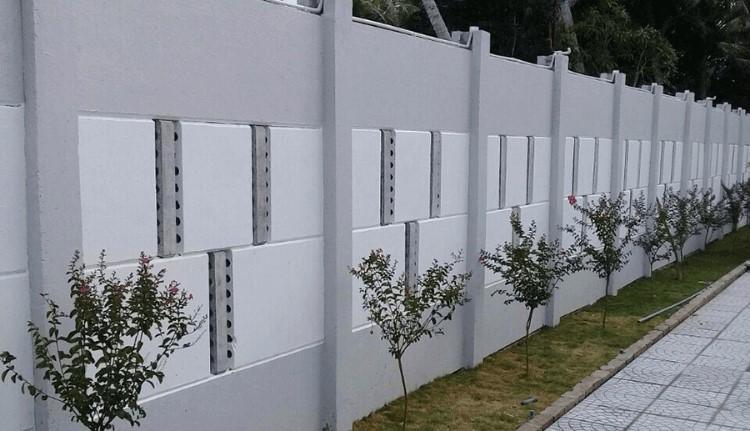 alt text các mẫu hàng rào lưới thép B40 đẹp, bền màu được lắp đặt bao quanh khuôn viên biệt thự